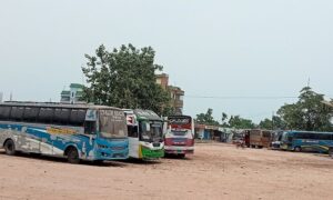 হঠাৎ করে নাটোর-রাজশাহী রুটের বাস চলাচল বন্ধ