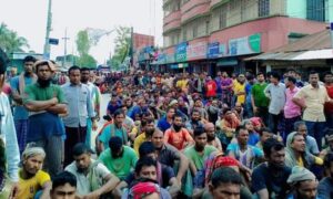 বুড়িমারী স্থলবন্দরে দুর্বৃত্তের হামলায় আহত শ্রমিক, প্রতিবাদে সড়ক অবরোধ