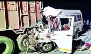 ভারতের মহারাষ্ট্রে ট্রাক-মিনিবাস সংঘর্ষে শিশুসহ নিহত ১২