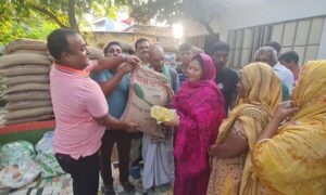 ফরিদপুরের রথখোলার ১৪০ যৌনকর্মী পেল খাদ্য সামগ্রী