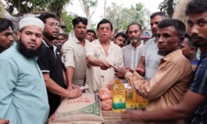 সালথায় ঘূর্ণিঝড়ে বাড়িঘর বিধ্বস্ত পরিবারের মাঝে ত্রাণ বিতরণ