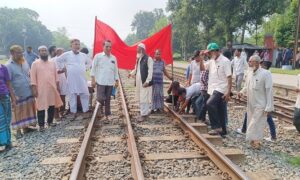 দেড় ঘন্টা ট্রেন চলাচল বন্ধ, কর্তৃপক্ষের আশ্বাসে আন্দোলন প্রত্যাহার