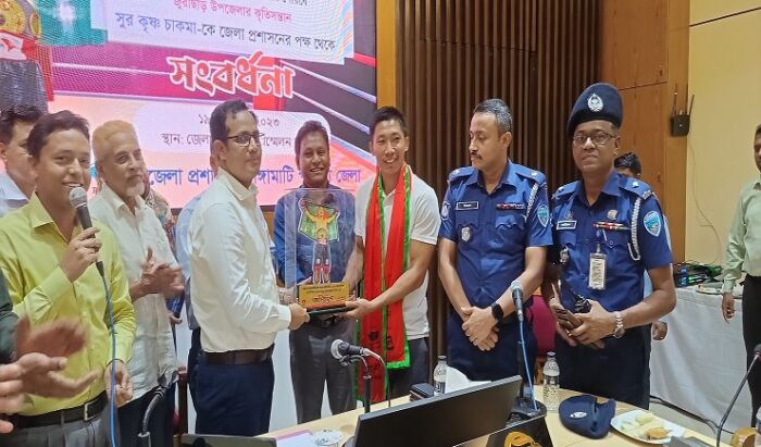 বক্সার সুর কৃষ্ণ চাকমাকে রাঙামাটি জেলা প্রশাসনের পক্ষ থেকে সংবর্ধনা প্রদান