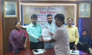 হিলিতে শারদীয় দুর্গাপূজা উপলক্ষে জিআরের চাল বিতরণ