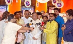 পরিবার নিয়ে সিনেমা হলে ‍‍`মুজিব-একটি জাতির রূপকার‍‍` দেখলেন হাছান মাহমুদ