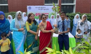 নাটোরে পুনাকের উদ্যোগে শিক্ষার্থীদের মাঝে গাছের চারা বিতরণ