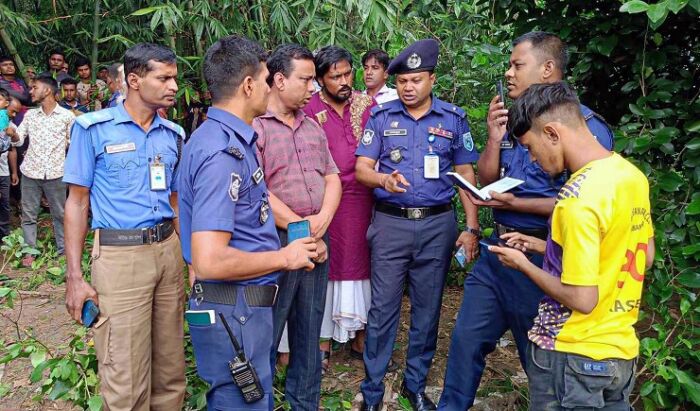 দিনাজপুরের চিরিরবন্দরে ড্রেন থেকে তরুণীর হাত বাধা মরদেহ উদ্ধার