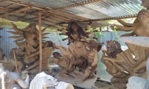 প্রতিমা তৈরিতে ব্যস্ত সময় পার করছেন কারিগররা