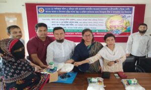 হিলিতে কৃষকের মাঝে বিনামূল্যে গ্রীষ্মকালীন পেঁয়াজ বীজ ও সার বিতরণ