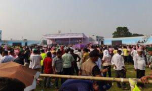 প্রধানমন্ত্রীকে স্বাগত জানাতে তীব্র রোদ উপেক্ষা করে ভাঙ্গায় হাজারও মানুষের ঢল