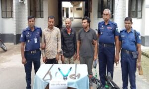নাটোরে দেশীয় অস্ত্রসহ গ্রেফতার ৩