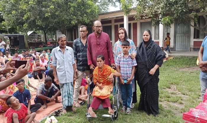 ঠাকুরগাঁওয়ে প্রতিবন্ধীদের মাঝে হুইল চেয়ার ও খাবার বিতরণ