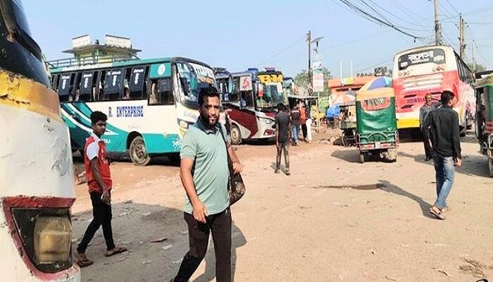 খুলনা থেকে দূরপাল্লার বাস বন্ধ, অভ্যন্তরীণ রুটে যাত্রী কম