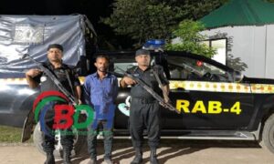 ফরিদপুরে যাত্রীবাহী বাস থেকে গাঁজা ও বিদেশী মদসহ যুবক গ্রেপ্তার