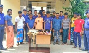 ময়মনসিংহে পিকাপ ভ্যান ও দেশী অস্ত্রসহ আটক ৯