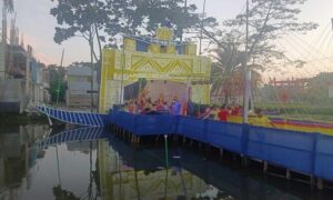 ভাসমান মন্ডপ দেখতে উপচে পরা ভীড়