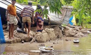 নন্দীগ্রামে ভেঙে পড়লো পানিবন্দি ঘরবাড়ি, একজনের মৃত্যু