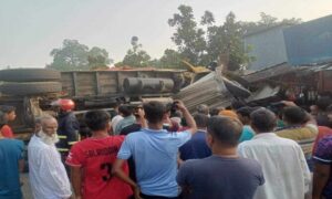 ফরিদপুরে চলন্ত ট্রাক ঢুকে পড়লো দোকানে!