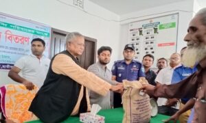 হাতীবান্ধায় বন্যায় পানিবন্দি পরিবারের মাঝে শুকনা খাবার বিতরণ