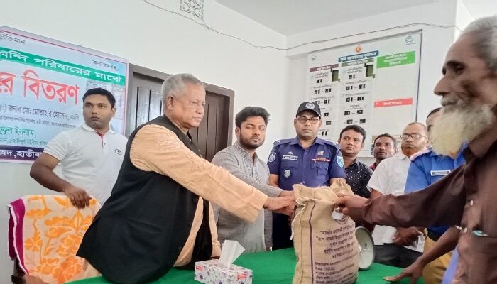 হাতীবান্ধায় বন্যায় পানিবন্দি পরিবারের মাঝে শুকনা খাবার বিতরণ