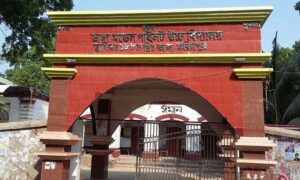 জুতা না পরায় ফরিদপুরে ৭’ম শ্রেণির শিক্ষার্থীকে পেটালো প্রধান শিক্ষক!