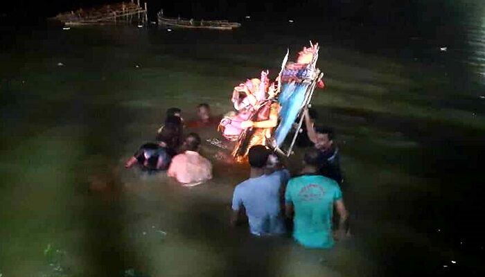 নন্দীগ্রামে প্রতিমা বিসর্জন পাহারায় পুলিশ-আ’লীগ, দুর্গোৎসব সমাপ্তি