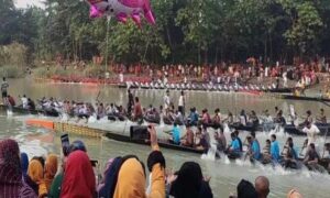 মাদারীপুরে আড়িয়াল খাঁ নদে নৌকাবাইচ দেখে মুগ্ধ হাজারো দর্শক