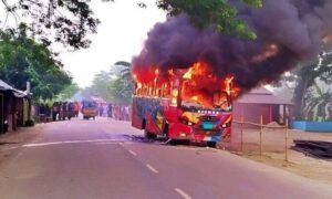 ময়মনসিংহে বাস-অটো সংঘর্ষে নারী নিহত, ক্ষোভে বাসে আগুন