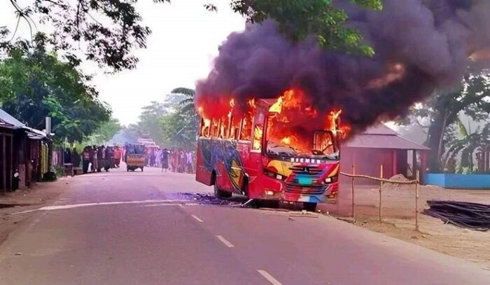ময়মনসিংহে বাস-অটো সংঘর্ষে নারী নিহত, ক্ষোভে বাসে আগুন