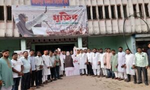 মুজিব’ দেখতে শতাধিক আ’লীগ নেতাকর্মী নিয়ে সিনেমা হলে সালথা উপজেলা চেয়ারম্যান