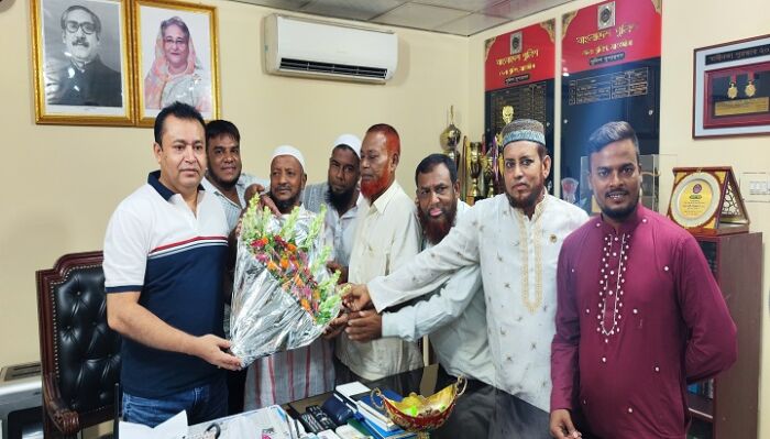 সাতক্ষীরায় ব্যবসায়ী সমিতির পক্ষ থেকে জেলা প্রশাসকের সাথে শুভেচ্ছ বিনিময়