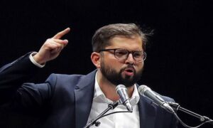 ঢাকা বিমানবন্দরে সংক্ষিপ্ত যাত্রাবিরতি করেন চিলির প্রেসিডেন্ট