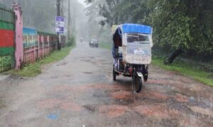 বরগুনায় টানা বৃষ্টিতে ভোগান্তি, লঞ্চ চলাচলও বন্ধ