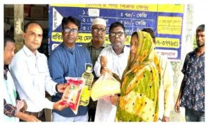 হিলিতে টিসিবি পণ্য বিক্রি শুরু, কম দামে চাল, ডাল তেল পেয়ে খুশি কার্ডধারীরা