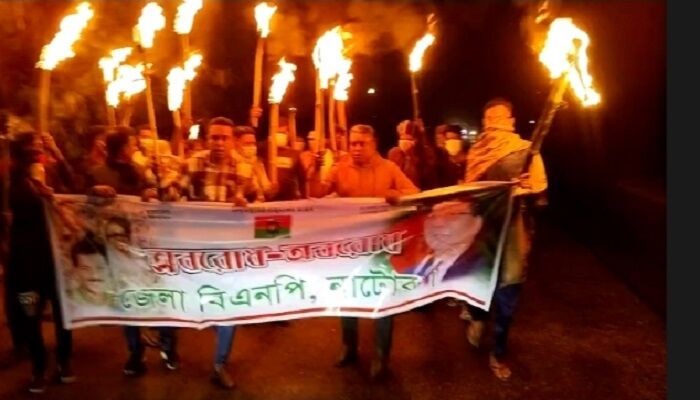 অবরোধের সমর্থনে নাটোরে বিএনপির মশাল মিছিল