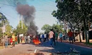 কিশোরগঞ্জে অবরোধের ৩য় দিনে ভাঙচুর ও পুলিশের ধাওয়া