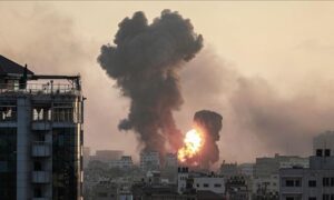 গাজার আল-নাসর শিশু হাসপাতালের প্রবেশপথে ইসরায়েলি সেনারা হামলা চালিয়েছে