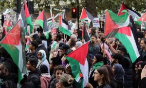 প্যালেস্টাইন-পন্থী বিক্ষোভকারীরা লন্ডন লিভারপুল স্ট্রিট স্টেশনে ব্যাপক বিক্ষোভ করেছে