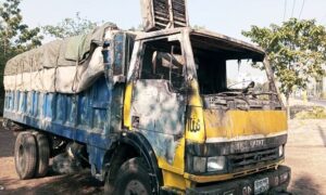 দিনাজপুরে ট্রাকে আগুন