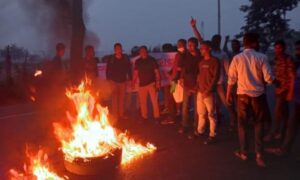 নাটোরে টায়ার জ্বালিয়ে বিএনপির বিক্ষোভ মিছিল