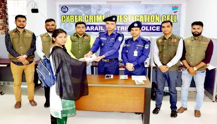 নড়াইল সাইবার ক্রাইমের উদ্ধারকৃত ১০টি মোবাইল ফোন মালিকদের নিকট হস্তান্তর