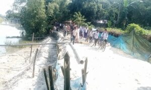 পাটগ্রামে সড়ক ভেঙে দুর্ভোগ চরমে