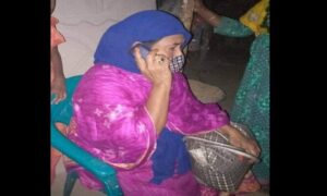 বিয়ের দাবিতে ৫০ বছর বয়সের প্রেমিকা অনশনে ২৪ বছর বয়সের প্রেমিকের বাড়ীতে