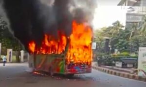 রাজধানীর উত্তরায় যাত্রীবাহী বাসে আগুন