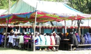 নীলফামারীতে শ্রেণিকক্ষ সংকটে খোলা আকাশের নিচে পাঠদান