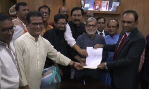 মনোনয়ন পত্র জমা দিলেন আসাদুজ্জামান নূর