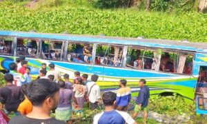 মানিকগঞ্জে নিয়ন্ত্রণ হারিয়ে যাত্রীবাহী বাস খাদে, ১০জন আহত