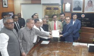 জামালপুরে প্রথম মনোনয়নপত্র জমা দিলেন সাবেক মূখ্য সচিব আবুল কালাম আজাদ