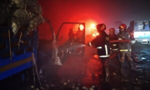 সিরাজগঞ্জের মহাসড়কে মধ্যরাতে পিকআপে আগুন