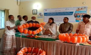 তালতলীতে জেলেদের মাঝে লাইফবয়া বিতরণ